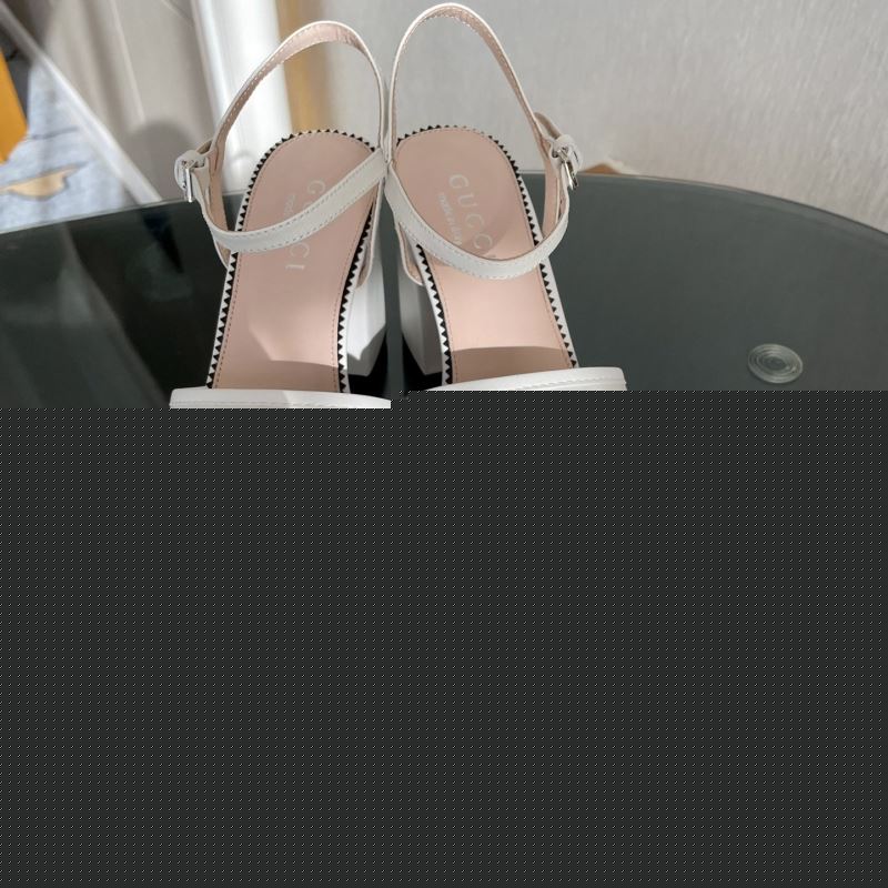G*u*i sandals